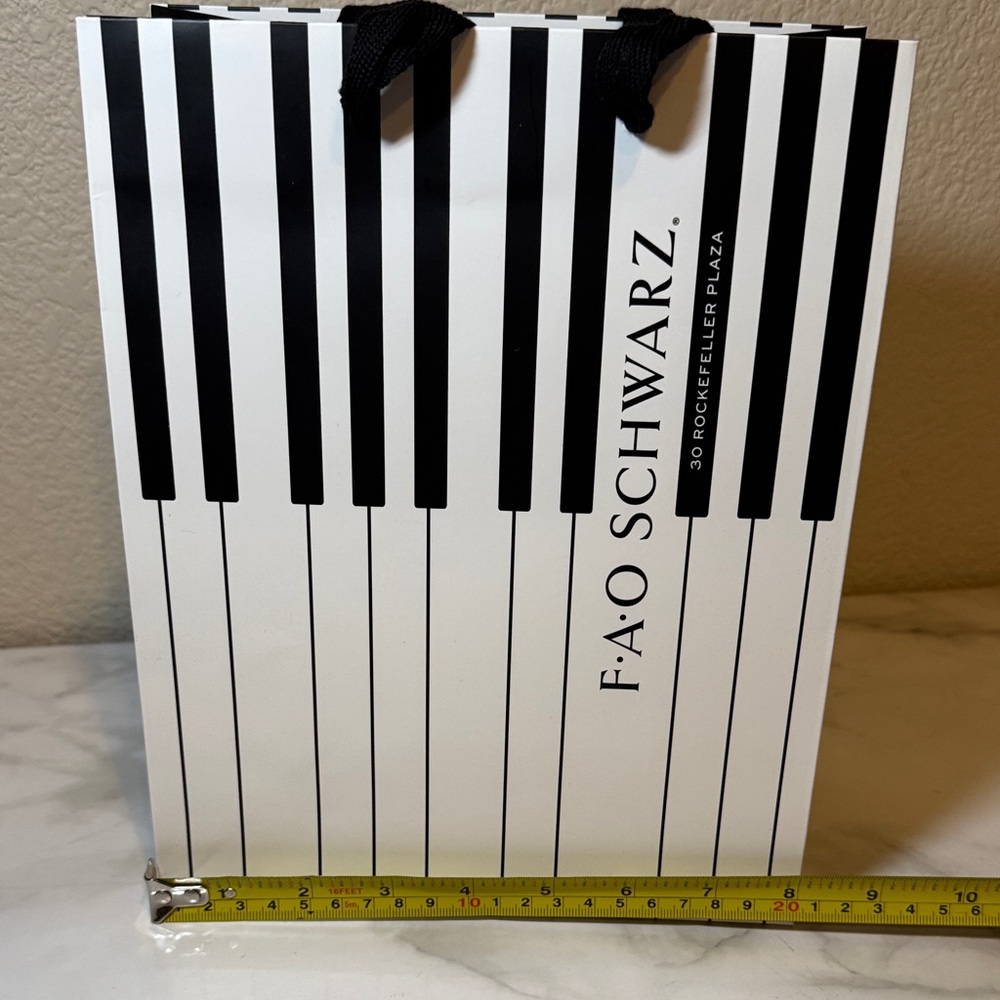 FAO Schwarz Black and White Piano Shopping Bags. Set of 4 - Picture 3 of 10